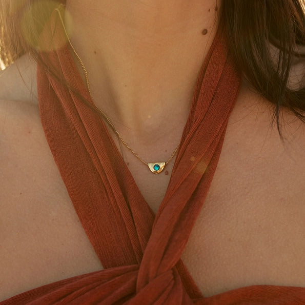 Earth and Elements Jewellery

https://www.earthandelements.co.uk › products › may-emerald-birthstone-necklace-18k-gold-plated