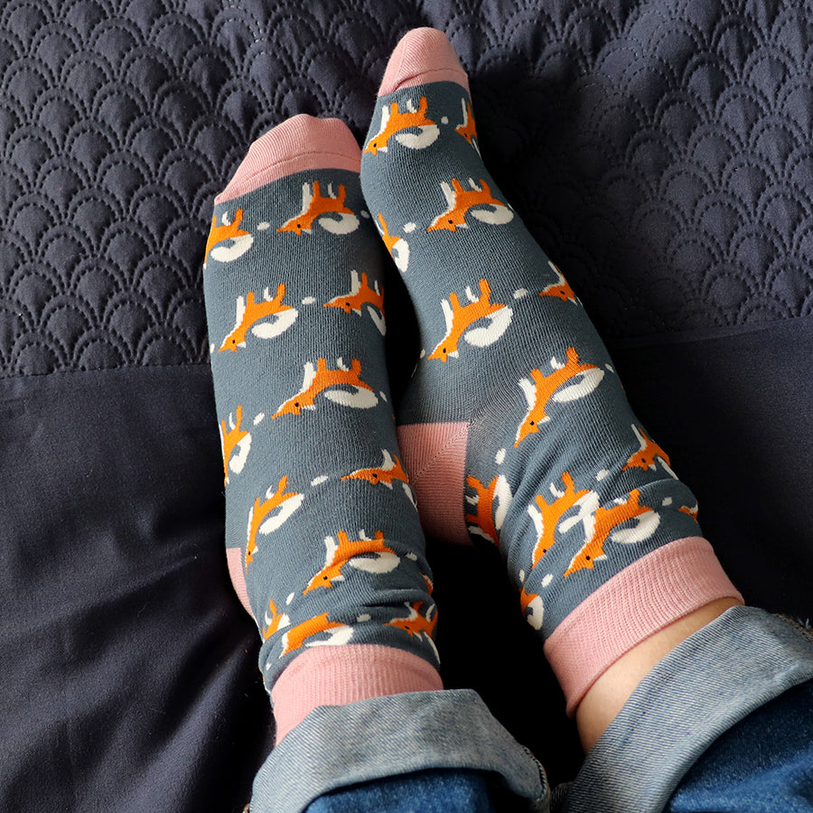 Earth and Elements Jewellery

https://www.earthandelements.co.uk › products › grey-and-pink-fox-themed-organic-cotton-blend-socks