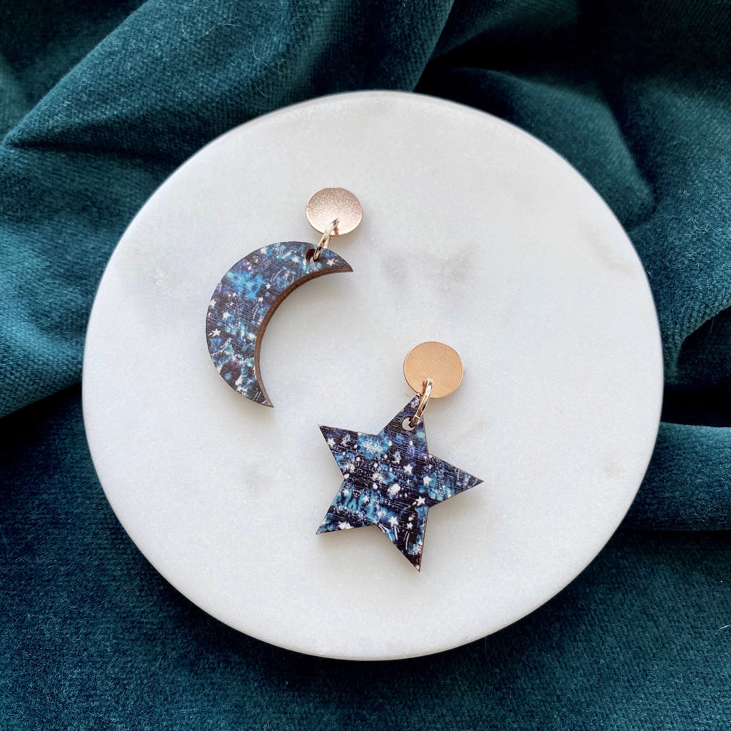 Earth and Elements Jewellery

https://www.earthandelements.co.uk › products › statement-moon-star-drop-earrings