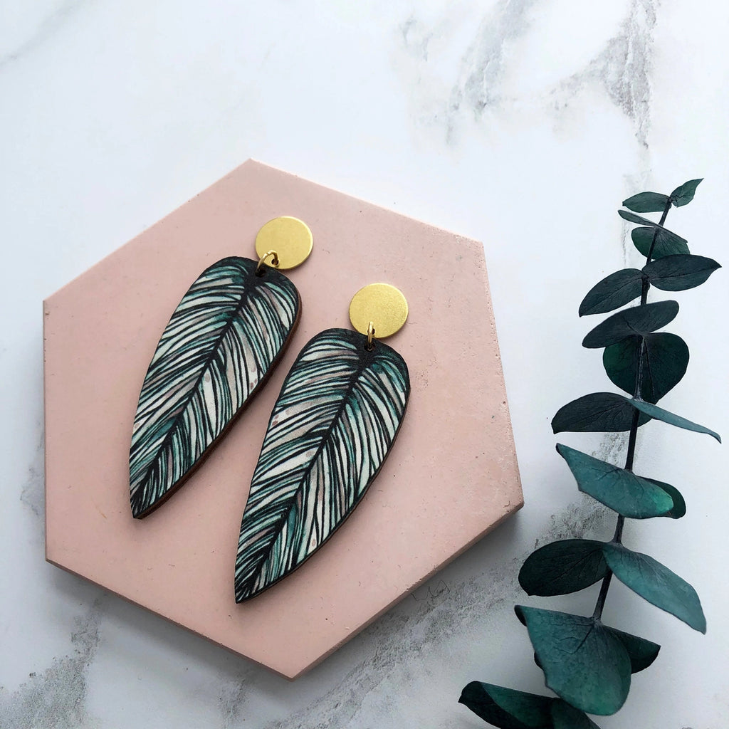 Earth and Elements Jewellery

https://www.earthandelements.co.uk › products › calathea-whitesar-leaf-drop-earrings