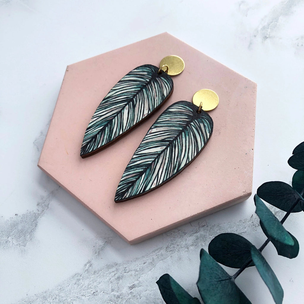 Earth and Elements Jewellery

https://www.earthandelements.co.uk › products › calathea-whitesar-leaf-drop-earrings