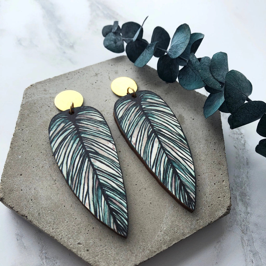 Earth and Elements Jewellery

https://www.earthandelements.co.uk › products › calathea-whitesar-leaf-drop-earrings