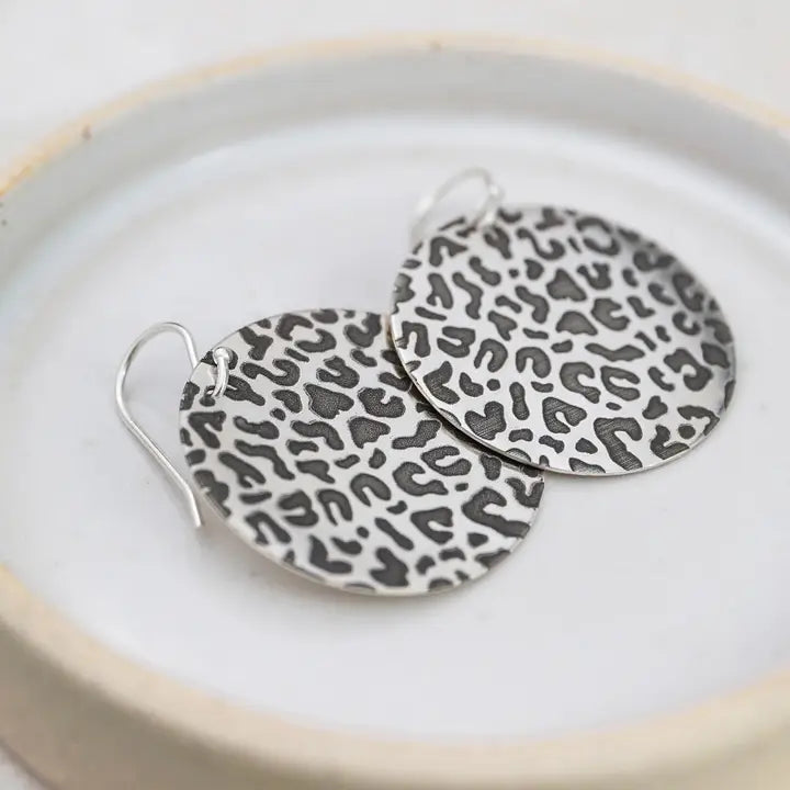 Earth and Elements Jewellery

https://www.earthandelements.co.uk › products › sterling-silver-large-leopard-print-disc-earrings