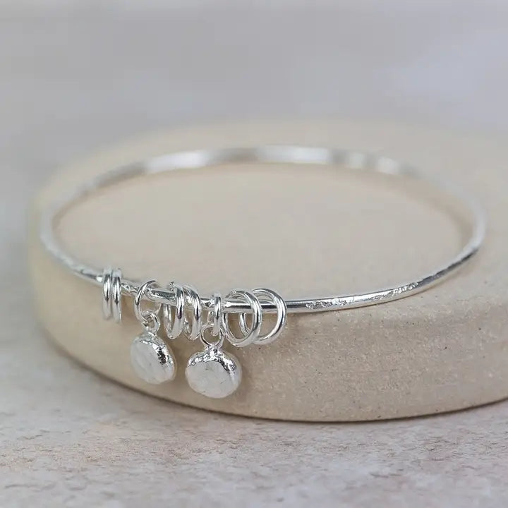 Earth and Elements Jewellery

https://www.earthandelements.co.uk › products › sterling-silver-nugget-bangle