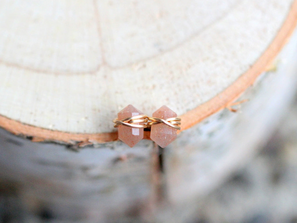 Earth and Elements Jewellery

https://www.earthandelements.co.uk › products › peach-moonstone-pike-studs