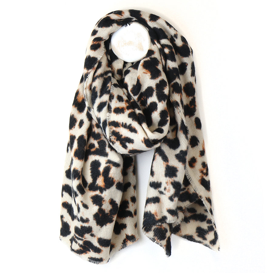 Earth and Elements Jewellery

https://www.earthandelements.co.uk › products › beige-animal-print-soft-scarf